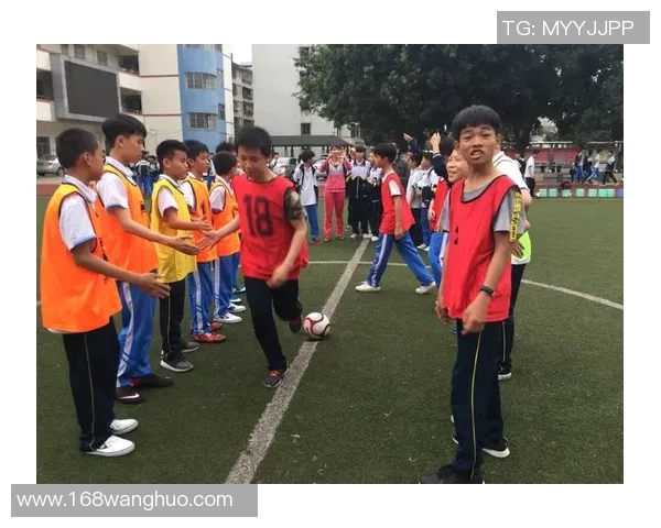 对称绘画展现绿茵足球巨星风采激情点燃梦想舞台 对称绘画展现绿茵足球巨星风采激情点燃梦想舞台